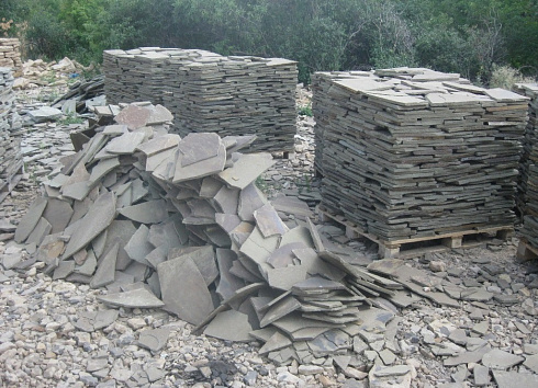 Kamenclub.ru: Песчаник пластушка серо-зеленый (1,5 см)  купить в Костроме плитняк - пластушка серо-зеленый, серый, зеленый пластушка рваная ландшафтная колотая 10200 руб/м3   фото КАМЕНЬ КЛУБ