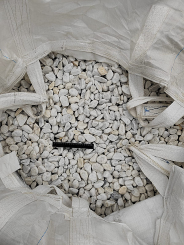 Kamenclub.ru: Мраморная крошка (щебень галтованный белый) фр.40-70 мм.  купить в Костроме мрамор белый молочный айвори окатанный округлый природный камень 17000 руб/т   фото КАМЕНЬ КЛУБ