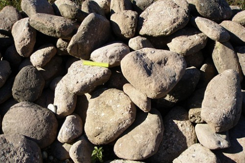 Kamenclub.ru: Конгломераты фр. 300-1000 мм.  купить в Костроме кварц мрамор диабаз коричневый, серый зеленоватый речной валун крупный 6500 руб/т   фото КАМЕНЬ КЛУБ