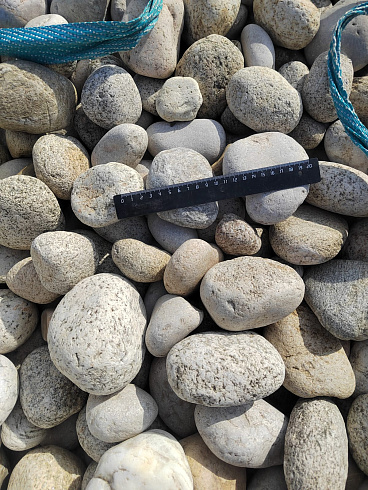 Kamenclub.ru: Галька речная окат (серо-белая) фр. 70-120 мм купить  в Костроме галька галечник бело-серая, серо-белая, серая, белая речная природная галька  8000 руб/т   фото КАМЕНЬ КЛУБ