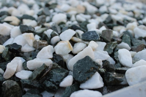 Kamenclub.ru: Мраморная крошка (щебень крошка микс: белый-зеленый) фр. 10-20 мм.  купить в Костроме мрамор белый, зеленый каменная ландшафтная декоративная крошка щебня 9500 руб/т   фото КАМЕНЬ КЛУБ