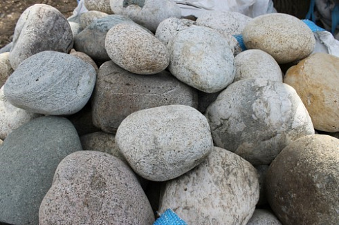 Kamenclub.ru: Речной валун (Ассорти) фр.100-300 мм.  купить в Костроме галечник серый, темно-серый, светло-серый речная галька крупных размеров 4200 руб/т   фото КАМЕНЬ КЛУБ