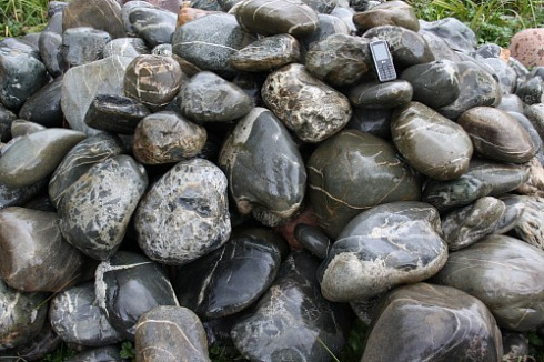 Kamenclub.ru: Валунчик Паутинник фр.100-300 мм  купить в Костроме крупный природный камень галечник темно-серый с прожилками белый черный речной валунчик 5000 руб/т   фото КАМЕНЬ КЛУБ