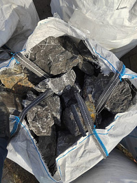 Kamenclub.ru: Черный мрамор скальник фр. 100-500 мм.  купить в Костроме мрамор черный белый серый крупный колотый валун ландшафтный 8500 руб/т   фото КАМЕНЬ КЛУБ