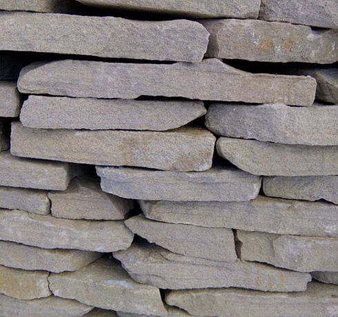 Kamenclub.ru: Песчаник пластушка светло-серый (2,0 см)  купить в Костроме плитняк- ластушка светло-серый, серый рваный ландшафтный плитняк колотый 13800 руб/м3   фото КАМЕНЬ КЛУБ