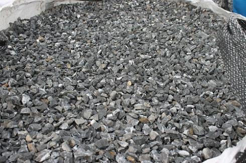 Kamenclub.ru: Щебень крошка черный (мрамор) фр. 10-20 мм.  купить в Костроме мрамор черный с белыми прожилками, черный, белый каменная ландшафтная декоративная крошка щебня 11000 руб/т   фото КАМЕНЬ КЛУБ