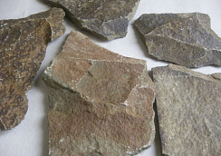 Kamenclub.ru: Песчаник пластушка "фонтанка" серо-зеленая (3,0-5,0 см)  купить в Костроме песчаник серо-зеленая колотые плитки облицовочные пластушки 11400 руб/м3   фото КАМЕНЬ КЛУБ