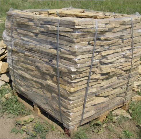 Kamenclub.ru: Песчаник пластушка желтый с рисунком (3 см)  купить в Костроме песчаник желтый с рисунком, рыжий, желтый песчаник пластушка ландшафтная рваная 8 500 руб/м3   фото КАМЕНЬ КЛУБ