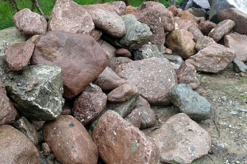 Kamenclub.ru: Конгломераты фр. 300-1000 мм.  купить в Костроме кварц мрамор диабаз коричневый, серый зеленоватый речной валун крупный 6500 руб/т   фото КАМЕНЬ КЛУБ