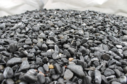 Kamenclub.ru: Щебень галтованный черный (мрамор) фр.10-20 мм.  купить в Костроме мрамор черный с белыми прожилками, черный, белый окатанный округлый ландшафтный декоративный щебень 15000 руб/т   фото КАМЕНЬ КЛУБ