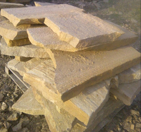 Kamenclub.ru: Форматный камень (плаха) пошаговая дорожка от 70-150 см (4 -12 см)  купить в Костроме плитняк  форматный плаха желтый песчаник 9 000 руб/т   фото КАМЕНЬ КЛУБ