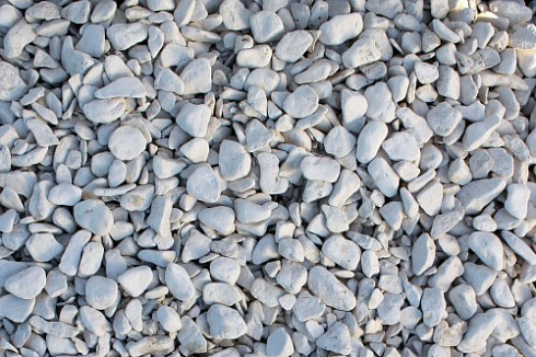 Kamenclub.ru: Щебень галтованный белый (мрамор) фр.5-10 мм.  купить в Костроме мрамор белый, айвори, молочный каменная мраморная декоративная ландшафтная крошка 17000 руб/т   фото КАМЕНЬ КЛУБ