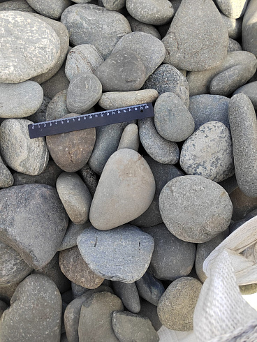 Kamenclub.ru: Галька речная плоская (ассорти) фр. 70-150 мм. купить  в Костроме галька галечник серый белый темно-серый синий светло-серый плоская природная галька  9000 руб/т   фото КАМЕНЬ КЛУБ