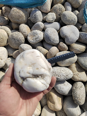 Kamenclub.ru: Галька речная окат (серо-белая) фр. 70-120 мм купить  в Костроме галька галечник бело-серая, серо-белая, серая, белая речная природная галька  8000 руб/т   фото КАМЕНЬ КЛУБ