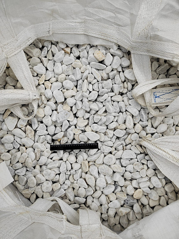 Kamenclub.ru: Мраморная крошка (щебень галтованный белый) фр.40-70 мм.  купить в Костроме мрамор белый молочный айвори окатанный округлый природный камень 17000 руб/т   фото КАМЕНЬ КЛУБ
