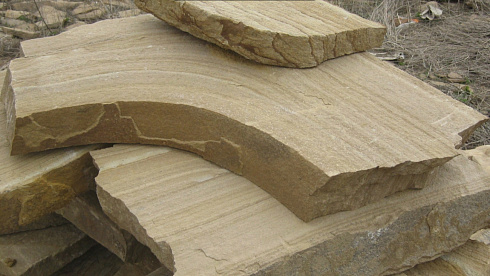 Kamenclub.ru: Форматный камень (плаха) пошаговая дорожка от 70-150 см (4 -12 см)  купить в Костроме плитняк  форматный плаха желтый песчаник 9 000 руб/т   фото КАМЕНЬ КЛУБ