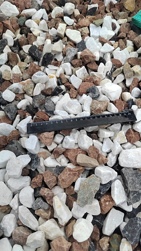 Kamenclub.ru: Мраморная крошка (щебень крошка микс : белый-черный-розовый) фр. 20-40 мм.  купить в Костроме мрамор белый, черный, розовый декоративная ландшафтная крошка 12000 руб/т   фото КАМЕНЬ КЛУБ