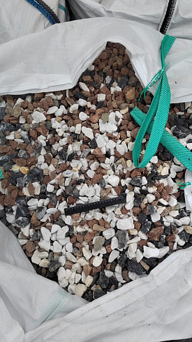 Kamenclub.ru: Мраморная крошка (щебень крошка микс : белый-черный-розовый) фр. 20-40 мм.  купить в Костроме мрамор белый, черный, розовый декоративная ландшафтная крошка 12000 руб/т   фото КАМЕНЬ КЛУБ