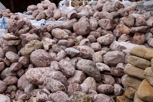 Kamenclub.ru: Розовый валунчик фр.100-300 мм.  купить в Костроме крупный природный камень розовый, серый молочный красный речной галечник природный 7850 руб/т   фото КАМЕНЬ КЛУБ