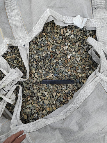 Kamenclub.ru: Галька речная окат (серая) фр.10-20 мм купить  в Костроме галька речная серая, серый, темно-серый, светло-серый, коричневый ландшафтная декоративная речная окатанная округлая галька 5000 руб/т   фото КАМЕНЬ КЛУБ