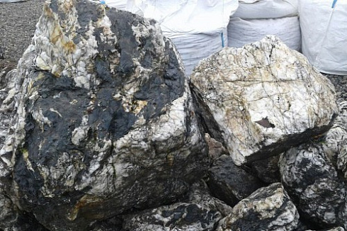 Kamenclub.ru: Черный гранит - кварцит фр. 100-500 мм.  купить в Костроме мрамор гранит черный с белыми прожилками, серый, белый валун скальный колотый 7000 руб/т   фото КАМЕНЬ КЛУБ