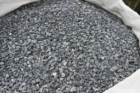 Kamenclub.ru: Щебень галтованный черный (мрамор) фр.10-20 мм.  купить в Костроме мрамор черный с белыми прожилками, черный, белый окатанный округлый ландшафтный декоративный щебень 15000 руб/т   фото КАМЕНЬ КЛУБ