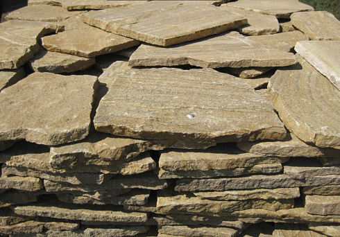 Kamenclub.ru: Песчаник пластушка желтый с рисунком (3 см)  купить в Костроме песчаник желтый с рисунком, рыжий, желтый песчаник пластушка ландшафтная рваная 8 500 руб/м3   фото КАМЕНЬ КЛУБ