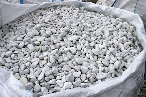 Kamenclub.ru: Мраморная крошка (щебень галтованный белый), фр.20-40 мм.  купить в Костроме мрамор белый бежевый молочный мраморный щебень декоративный 17000 руб/т   фото КАМЕНЬ КЛУБ