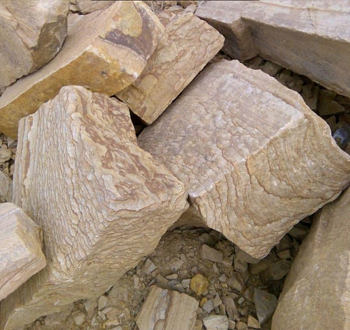 Kamenclub.ru: Песчаник пластушка желтый с рисунком (7-15 см)  купить в Костроме плитняк - пластушка - бут желтый песчаник 10200 руб/м3   фото КАМЕНЬ КЛУБ