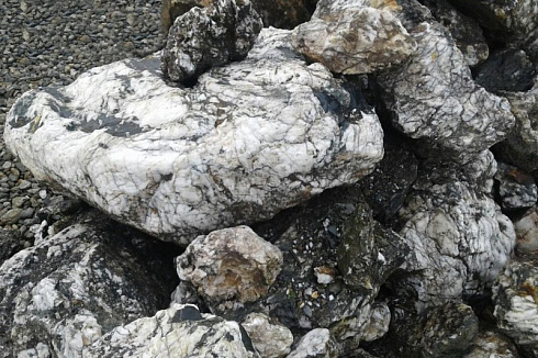 Kamenclub.ru: Черный гранит - кварцит фр. 100-500 мм.  купить в Костроме мрамор гранит черный с белыми прожилками, серый, белый валун скальный колотый 7000 руб/т   фото КАМЕНЬ КЛУБ