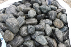 Kamenclub.ru: Темно-серый валунчик фр.100-300 мм.  купить в Костроме крупный природный камень серый, темно-серый, светло-серый речная галька большого размера окатанная 4500 руб/т   фото КАМЕНЬ КЛУБ