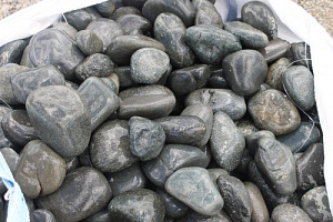 Kamenclub.ru: Темно-серый валунчик фр.100-300 мм.  купить в Костроме крупный природный камень серый, темно-серый, светло-серый речная галька большого размера окатанная 4500 руб/т   фото КАМЕНЬ КЛУБ