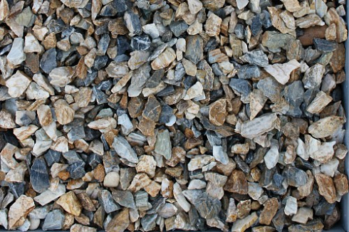 Kamenclub.ru: Мраморная крошка (щебень крошка медовый), фр. 10-20 мм.  купить в Костроме песчаник бежевый, серый каменная ландшафтная крошка  12000 руб/т   фото КАМЕНЬ КЛУБ