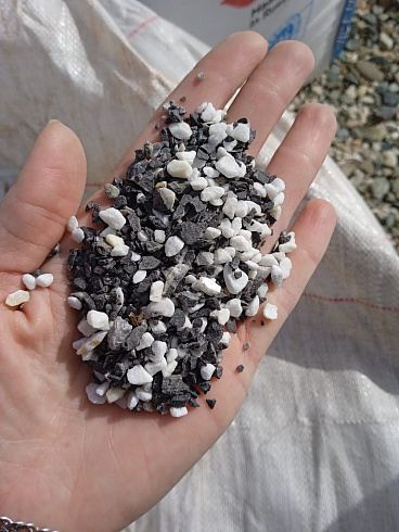 Kamenclub.ru: Мраморная крошка (щебень галтованный микс:белый-черный-розовый-медовый) фр.5-10 мм.  купить в Костроме мрамор белый, медовый, черный, розовый мраморный галтованный щебень декоративный ландшафтный 15500 руб/т   фото КАМЕНЬ КЛУБ
