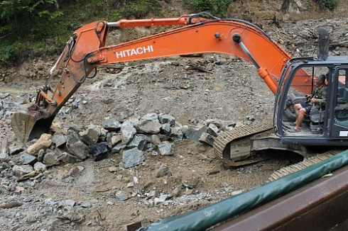 Kamenclub.ru: Гранит скальник (серо-зеленый) фр. 100-500 мм.  купить в Костроме гранит зеленый, серый, салатовый крупный ландшафтный валун 6 000 руб/т   фото КАМЕНЬ КЛУБ