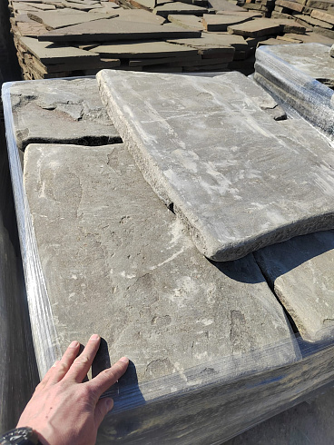 Kamenclub.ru: Песчаник пластушка галтованная светло-серая (3,0 см)  купить в Костроме песчаник светло-серый, серый ландшафтный камень рваный колотый 21000 руб/м3   фото КАМЕНЬ КЛУБ