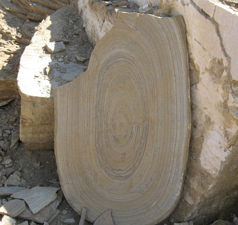 Kamenclub.ru: Форматный камень (плаха) пошаговая дорожка от 70-150 см (4 -12 см)  купить в Костроме плитняк  форматный плаха желтый песчаник 9 000 руб/т   фото КАМЕНЬ КЛУБ