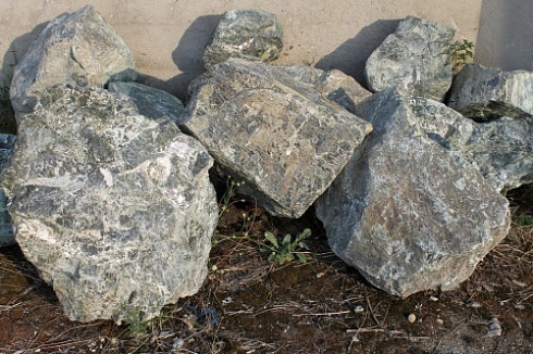 Kamenclub.ru: Змеевик скальник фр. 500-1500 мм.  купить в Костроме змеевик зеленый серый черный глыба скальная колотая 7500 руб/т   фото КАМЕНЬ КЛУБ