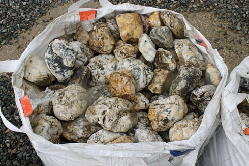 Kamenclub.ru: Кварцевый валунчик фр.100-300 мм.  купить в Костроме кварц белый, бежевый молочный рыжий крупный природный камень галечник 7850 руб/т   фото КАМЕНЬ КЛУБ