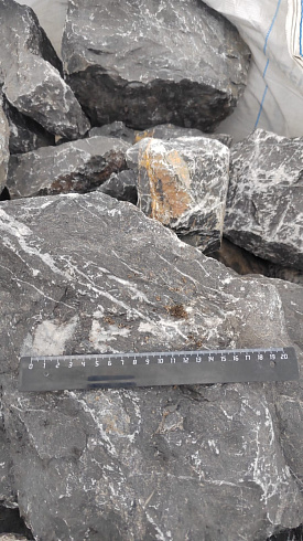 Kamenclub.ru: Черный мрамор скальник фр. 100-500 мм.  купить в Костроме мрамор черный белый серый крупный колотый валун ландшафтный 8500 руб/т   фото КАМЕНЬ КЛУБ