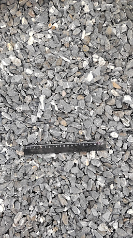 Kamenclub.ru: Щебень галтованный черный (мрамор) фр.10-20 мм.  купить в Костроме мрамор черный с белыми прожилками, черный, белый окатанный округлый ландшафтный декоративный щебень 15000 руб/т   фото КАМЕНЬ КЛУБ