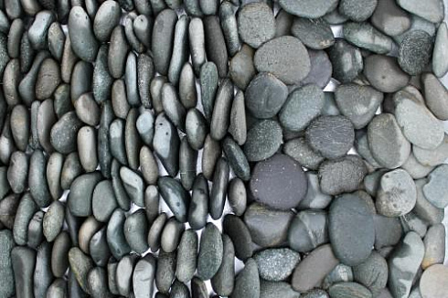 Kamenclub.ru: Галька речная плоская (темно-серая) фр. 70-150 мм. купить  в Костроме галечник природный темно-серый серый синий речная плоская природная окатанная  9000 руб/т   фото КАМЕНЬ КЛУБ