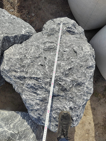 Kamenclub.ru: Черный мрамор скальник фр. 1000-1500 мм.  купить в Костроме мрамор черный белый серый крупный колотый валун ландшафтный 9000 руб/т   фото КАМЕНЬ КЛУБ