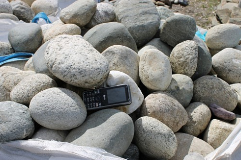 Kamenclub.ru: Речной валун (Ассорти) фр.100-300 мм.  купить в Костроме галечник серый, темно-серый, светло-серый речная галька крупных размеров 4200 руб/т   фото КАМЕНЬ КЛУБ