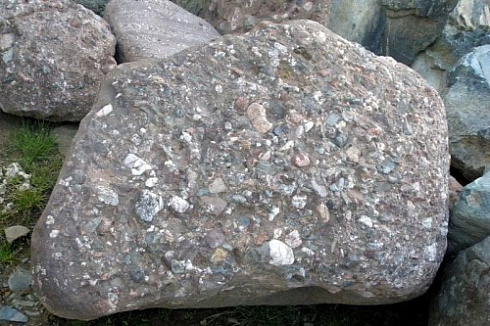 Kamenclub.ru: Конгломераты фр. 300-1000 мм.  купить в Костроме кварц мрамор диабаз коричневый, серый зеленоватый речной валун крупный 6500 руб/т   фото КАМЕНЬ КЛУБ