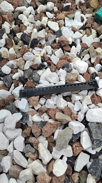 Kamenclub.ru: Мраморная крошка (щебень крошка микс : белый-черный-розовый) фр. 20-40 мм.  купить в Костроме мрамор белый, черный, розовый декоративная ландшафтная крошка 12000 руб/т   фото КАМЕНЬ КЛУБ