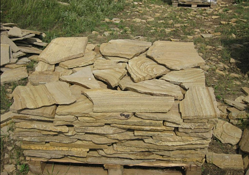 Kamenclub.ru: Песчаник пластушка желтый с разводом под дерево (2 см)  купить в Костроме плитняк желтый с разводами, желтый, рыжий, серый песчаник пластушка рваная ландшафтная 11 000 руб/м3   фото КАМЕНЬ КЛУБ