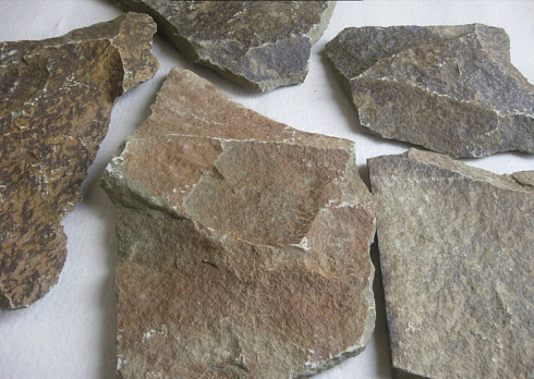 Kamenclub.ru: Песчаник пластушка "фонтанка" серо-зеленая (3,0-5,0 см)  купить в Костроме песчаник серо-зеленая колотые плитки облицовочные пластушки 11400 руб/м3   фото КАМЕНЬ КЛУБ