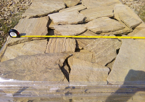 Kamenclub.ru: Песчаник пластушка желтый с разводом под дерево (2 см)  купить в Костроме плитняк желтый с разводами, желтый, рыжий, серый песчаник пластушка рваная ландшафтная 11 000 руб/м3   фото КАМЕНЬ КЛУБ