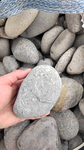 Kamenclub.ru: Галька речная окат (темно-серая) фр. 70-150 мм. купить  в Костроме галька речная темно-серая, синяя, серая речная галька округлая  8000 руб/т   фото КАМЕНЬ КЛУБ